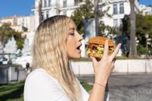 La livraison de burger premium à domicile pour les amateurs de qualité française à Cannes avec Oguste